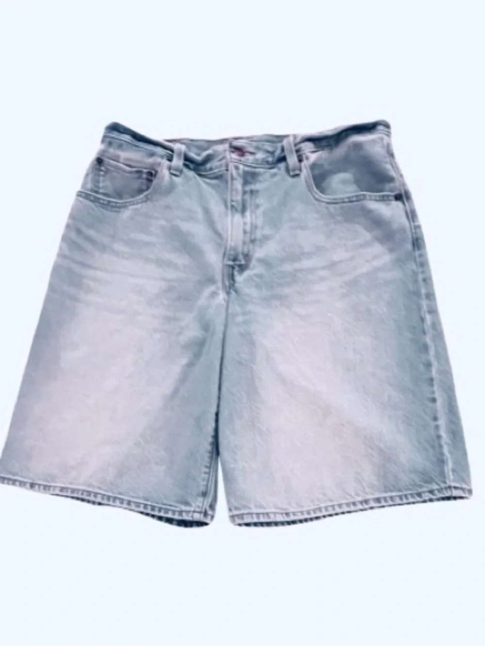 Levi's- Baggy Relaxed Fit Light Wash Jorts. Size: 30